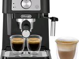 gros plan d'une machine à café avec deux tasses de café