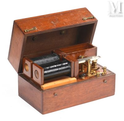 une petite boîte en bois contenant une radio
