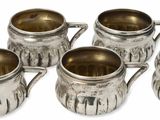 six tasses argentées avec anse, sur fond blanc