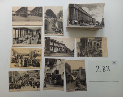 plusieurs vieilles photographies en noir et blanc représentant des personnes et des bâtiments, accrochées à un mur