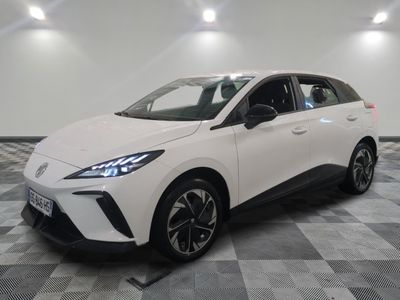 une Toyota C-HR blanche garée sur un sol à damier