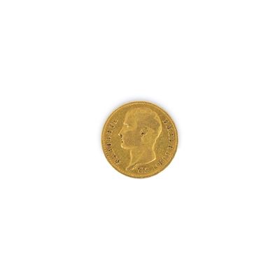 gros plan d'une pièce d'or sur une surface blanche
