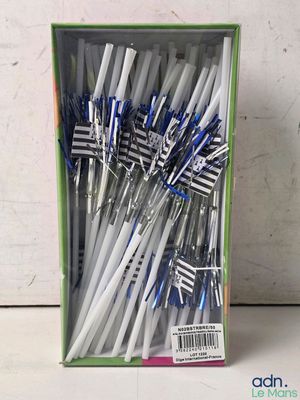 de nombreuses brosses à dents dans une boîte verte posée sur une table