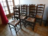 six chaises en bois dans une pièce avec un rideau rouge