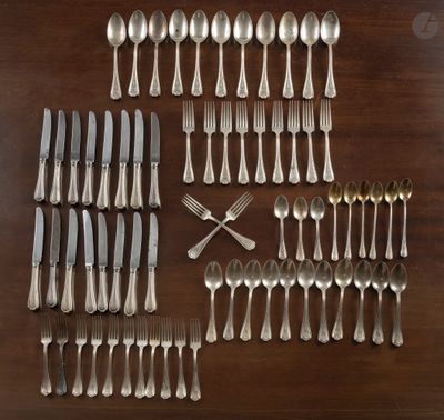 un grand nombre de cuillères et de fourchettes disposées sur une table