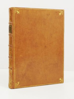 un vieux livre à la couverture marron, rehaussée de dorures sur fond blanc