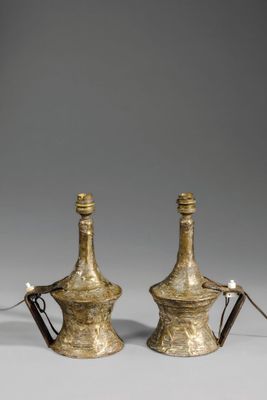 une paire de vases en laiton munis d'anses et de poignées
