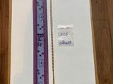 une feuille de papier et une règle posées sur une table