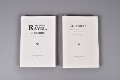 deux livres posés l'un à côté de l'autre sur une table