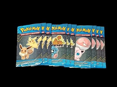 Quatre cartes à collectionner Pokémon sont représentées en rangée sur un fond noir