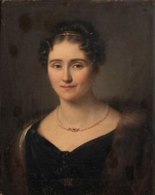 portrait d'une femme en robe noire portant un collier de perles