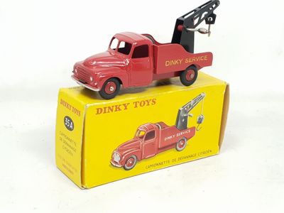un camion-jouet rouge surmonté d'une grue