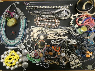 plusieurs types de colliers et de bracelets différents disposés sur une table