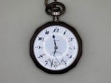 un gros plan d'une horloge accrochée au mur