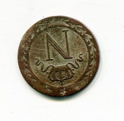 un gros plan d'une pièce de monnaie sur laquelle figure la lettre « n »