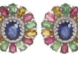 une paire de boucles d'oreilles en saphirs multicolores et diamants