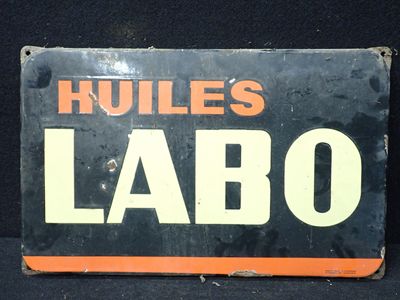 une enseigne sur laquelle est inscrit « hues labo »