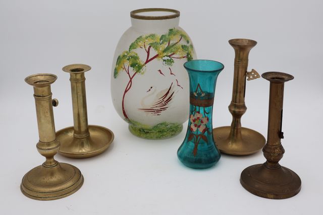 Lot comprenant 4 bougeoirs à poussoirs en cuivre et 2 vases en ve...