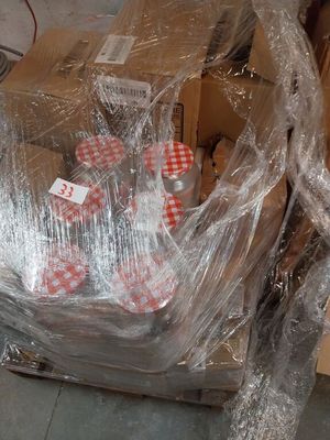 une boîte de peluches emballées dans du film alimentaire