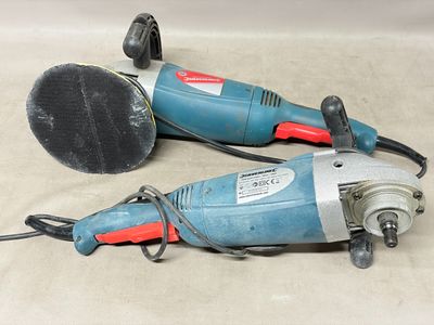 deux outils électriques posés sur une table