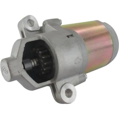 un gros plan d'un moteur métallique sur fond blanc