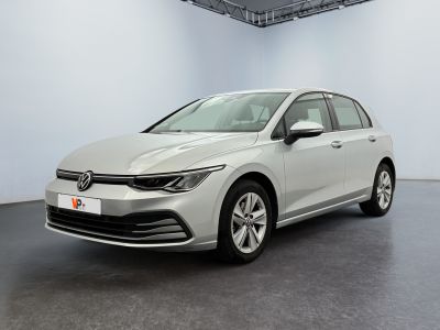 une Volkswagen Jetta blanche dans une pièce blanche au sol noir