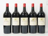 six bouteilles de vin rouge alignées sur une surface blanche