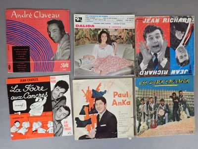 beaucoup de livres de musique accrochés au mur