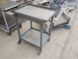 une table en métal sur laquelle est posé un plateau en métal