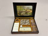 une boîte en bois contenant de nombreux objets