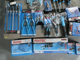 un grand nombre d'outils posés sur une table