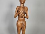 statue en bois d'une femme tenant un bébé dans ses bras