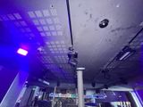 les nombreuses lampes fixées au plafond de la pièce