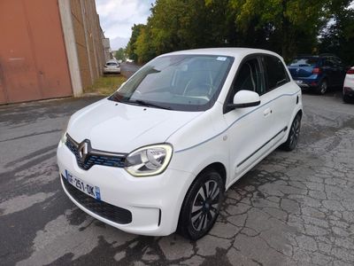 la photo d'une voiture blanche garée dans un parking