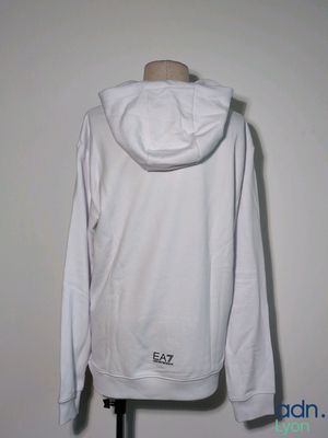 le dos d'un sweat à capuche blanc sur un présentoir pour mannequin