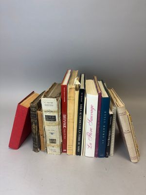 plusieurs livres sont empilés sur une table
