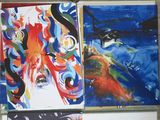 trois tableaux accrochés au mur d'une pièce