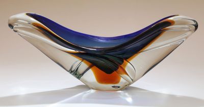 un bol en verre posé sur une table
