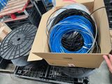 une boîte contenant tout un tas de fils