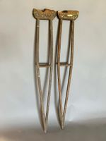 Paire de béquilles anciennes en bois.