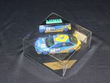 vitrine en acrylique transparent contenant une voiture bleue et une voiture jaune