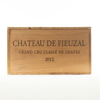 boîte en bois avec une étiquette indiquant « Château de Fuzall, Grand Cru Classé de Graves 2012 »