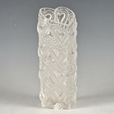 un vase en verre avec un motif sur une table