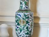 un vase posé sur une table