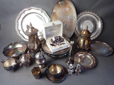 Lot de métal argenté dont plateaux, tasse, verseuses, chauffe plat et  - Photo 1