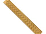 un gros plan d'un bracelet de montre jaune sur fond blanc
