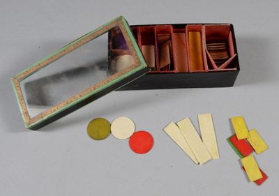 une boîte contenant un miroir, un miroir et quelques feuilles de papier
