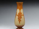 un vase marron orné d'un motif, posé sur une table