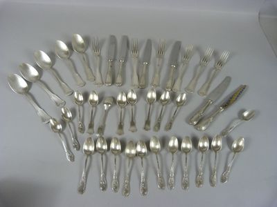 de nombreuses fourchettes et cuillères disposées en cercle sur une table