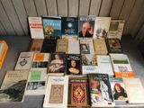 un grand nombre de livres posés sur une table